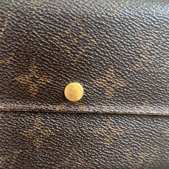 Louis Vuitton Women’s Brown Monogram Sarah Wallet w/ Snap Closure - Picture 13 of 13